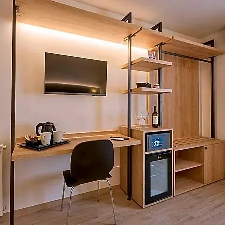 Relais Tiburtina Couette-café 3*