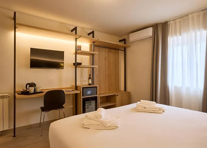 Relais Tiburtina Couette-café 4*